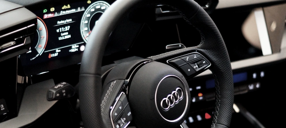 Detalle del volante y cockpit del nuevo Audi A3 de la exposición de eligetucoche.es